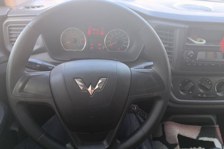 Used Wuling Hongguang V 2019 1.5L Base Window-Sealed Vehicle China VI LAR Steering Wheel