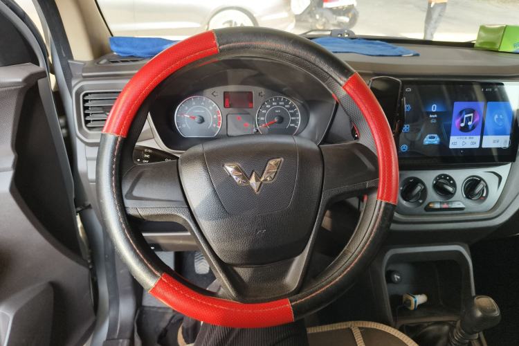 Used Wuling Hongguang V 2019 1.5L Jingqu Edition Sealed-Window Vehicle China VI LAR Steering Wheel