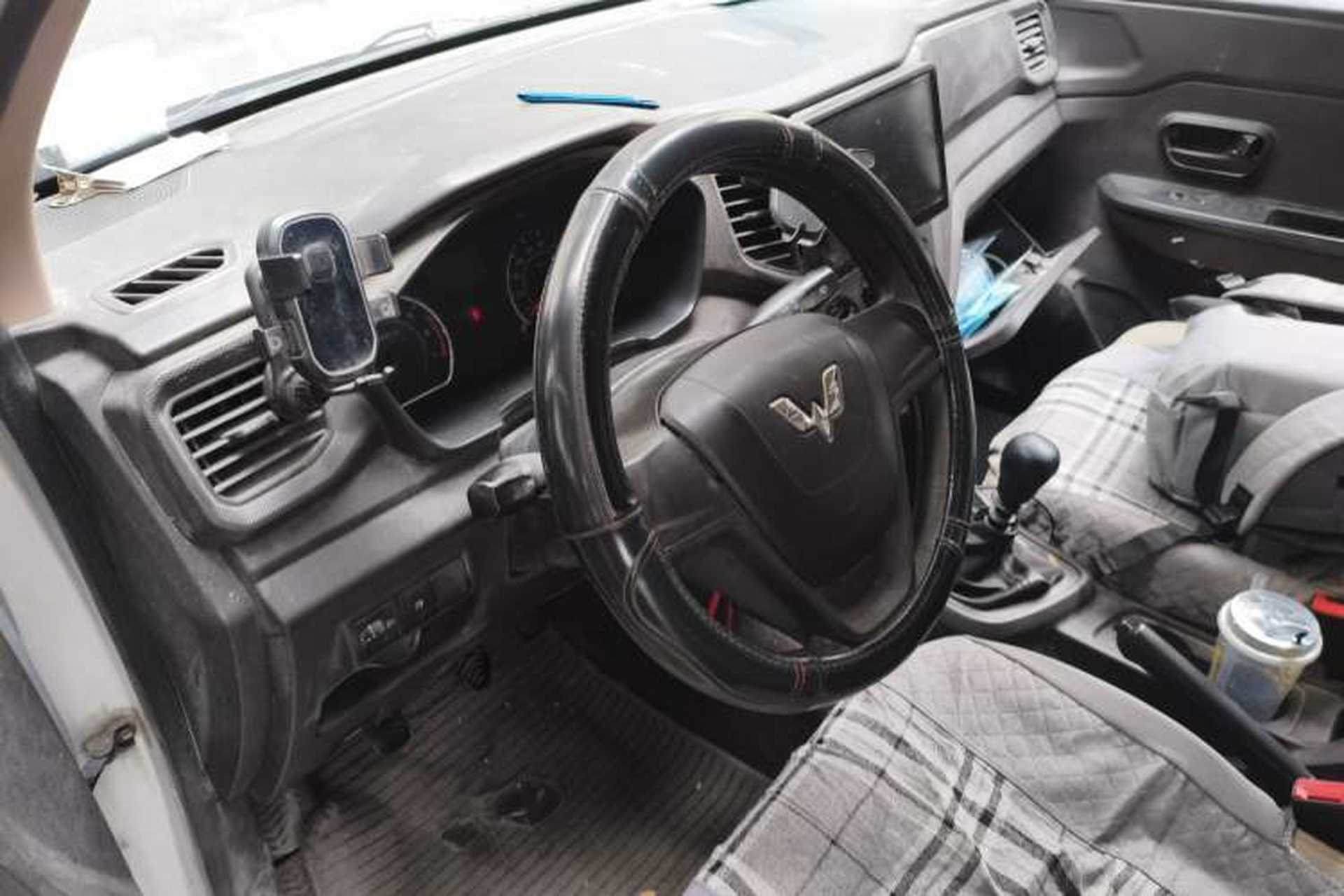 Used Wuling Hongguang V 2019 1.5L Jingqu Edition Sealed-Window Vehicle China VI LAR Steering Wheel