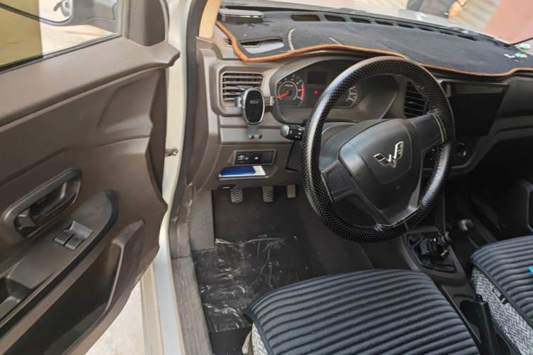 Used Wuling Hongguang V 2019 1.5L Jingqu Edition Sealed-Window Vehicle China VI LAR Steering Wheel