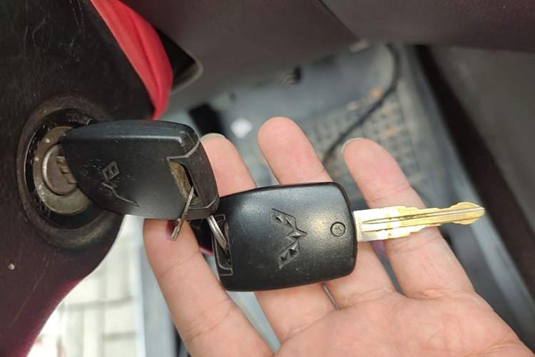 Used Wuling Hongguang V 2019 1.5L Jingqu Edition Sealed-Window Vehicle China VI LAR Vehicle Key