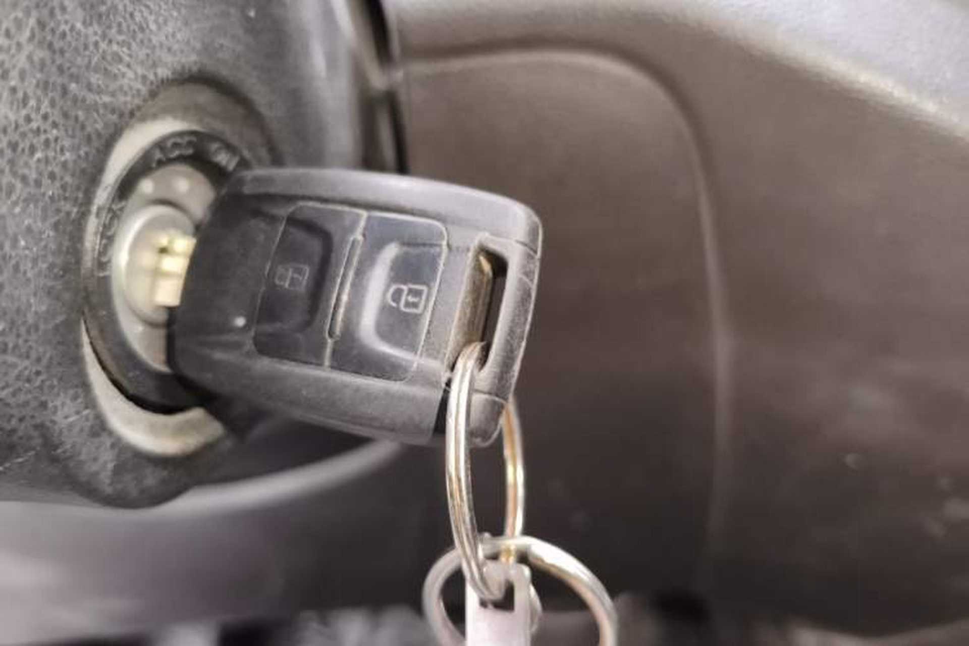 Used Wuling Hongguang V 2019 1.5L Jingqu Edition Sealed-Window Vehicle China VI LAR Vehicle Key