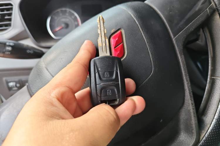 Used Wuling Hongguang V 2019 1.5L Base Window-Sealed Vehicle China VI LAR Vehicle Key
