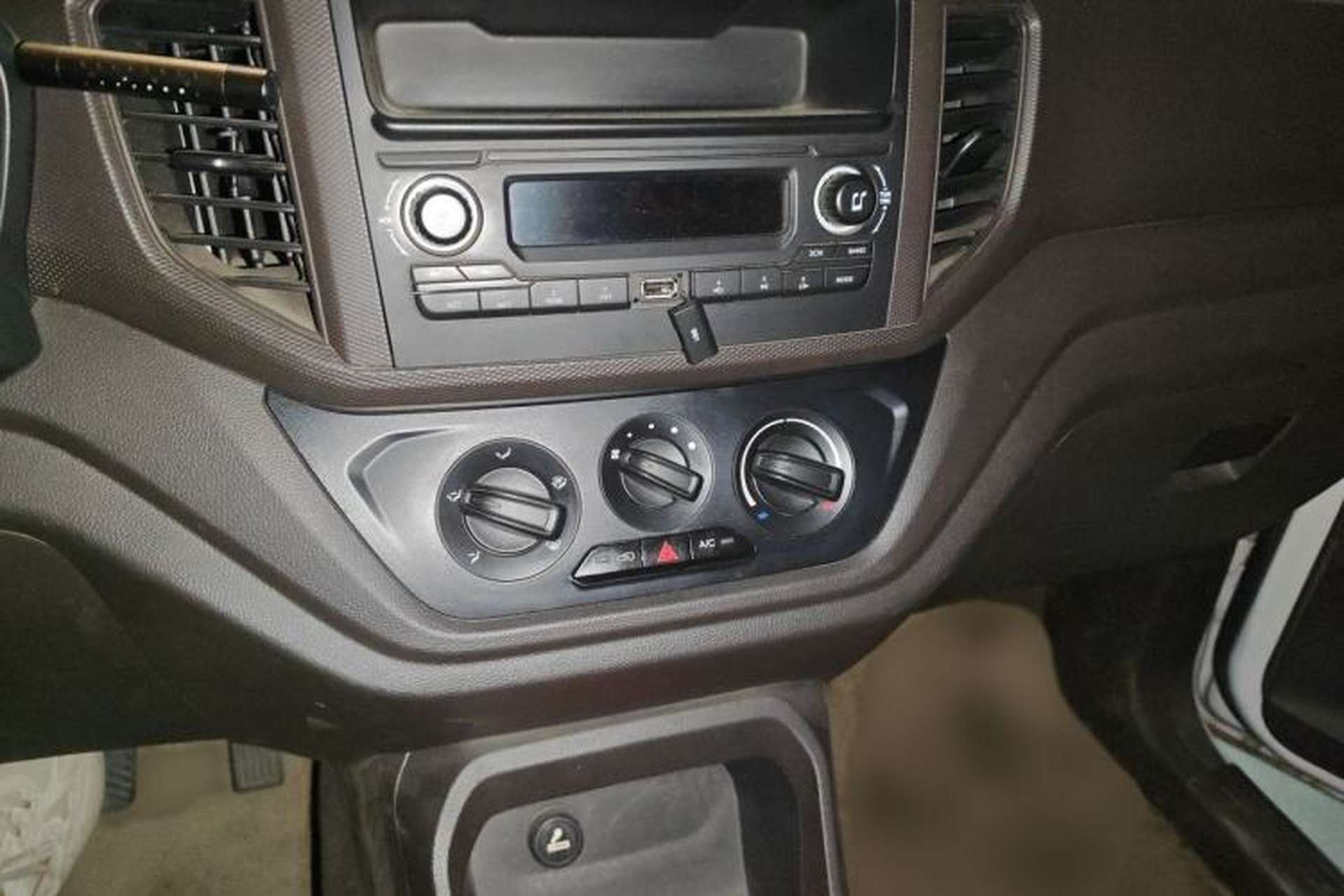 Used Wuling Hongguang V 2019 1.5L Jingqu Version China VI LAR Audio And AC Panel