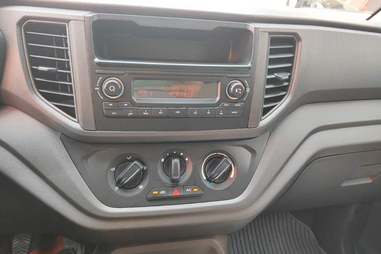 Used Wuling Hongguang V 2019 1.5L Jingqu Edition Sealed-Window Vehicle China VI LAR Audio And AC Panel