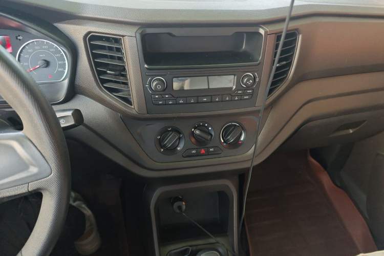 Used Wuling Hongguang V 2019 1.5L Jingqu Version China VI LAR Audio And AC Panel