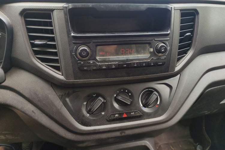 Used Wuling Hongguang V 2019 1.5L Enjoyment Version China VI LAR Audio And AC Panel