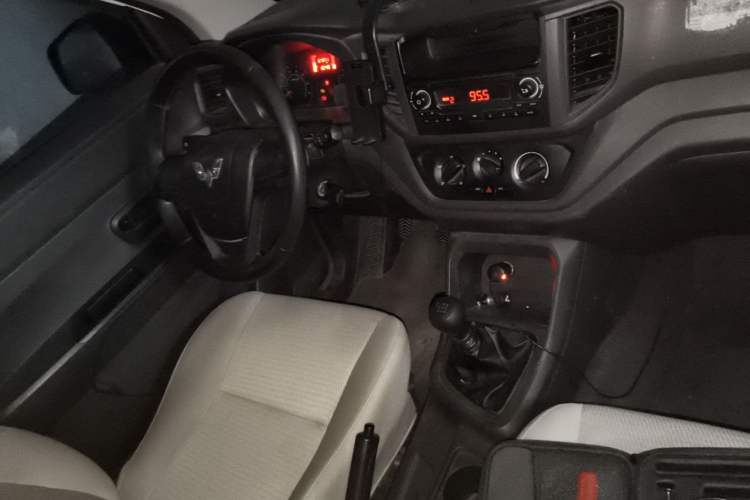 Used Wuling Hongguang V 2019 1.5L Base Window-Sealed Vehicle China VI LAR Center Console