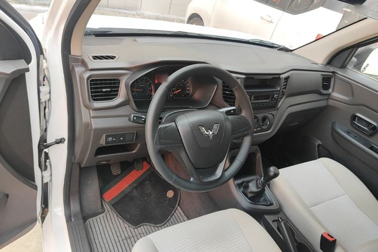Used Wuling Hongguang V 2019 1.5L Jingqu Edition Sealed-Window Vehicle China VI LAR Center Console