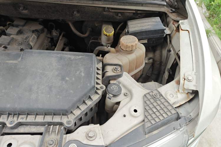 Used Wuling Hongguang V 2019 1.5L Base Version China VI LAR Engine Bay Left