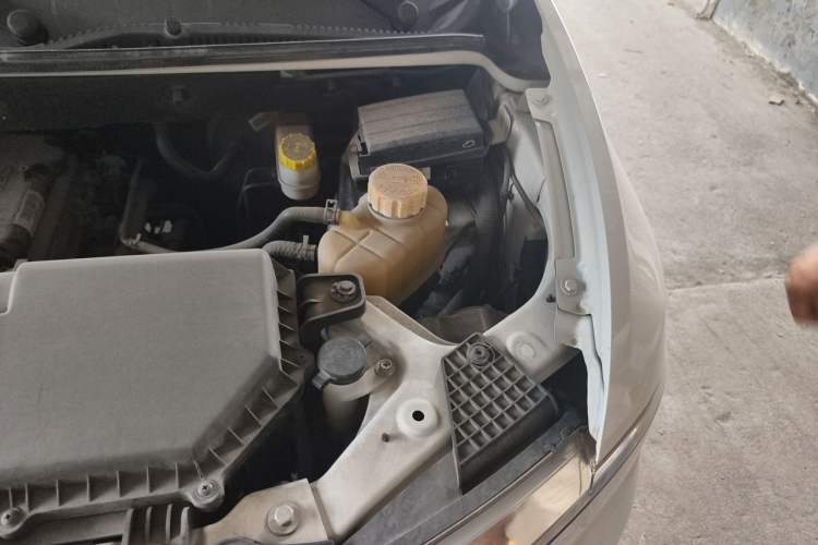 Used Wuling Hongguang V 2019 1.5L Standard Version China VI LAR Engine Bay Left