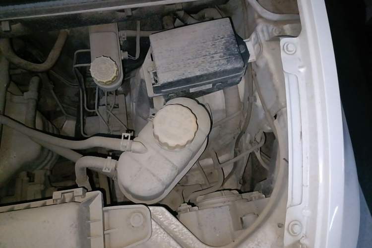 Used Wuling Hongguang V 2019 1.5L Standard Version China VI LAR Engine Bay Left