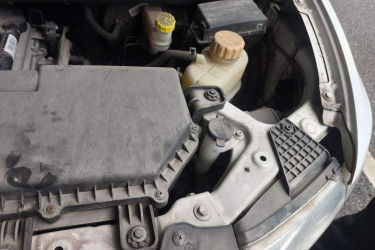 Used Wuling Hongguang V 2019 1.5L Jingqu Version China VI LAR Engine Bay Left