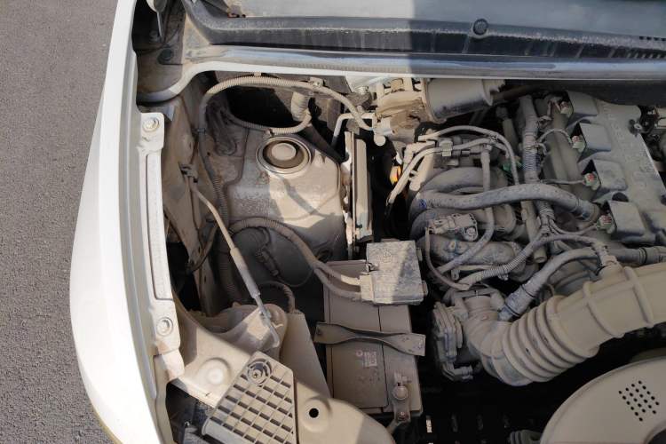 Used Wuling Hongguang V 2019 1.5L Jingqu Version China VI LAR Engine Bay Right