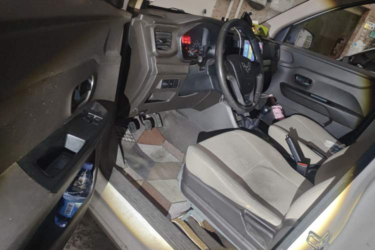Used Wuling Hongguang V 2019 1.5L Base Window-Sealed Vehicle China VI LAR Interior 3