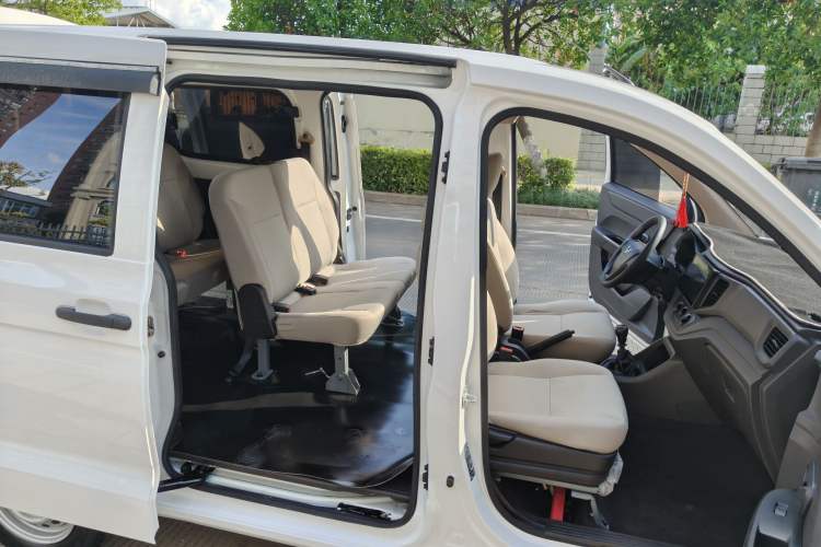 Used Wuling Hongguang V 2019 1.5L Jingqu Version China VI LAR Interior 5
