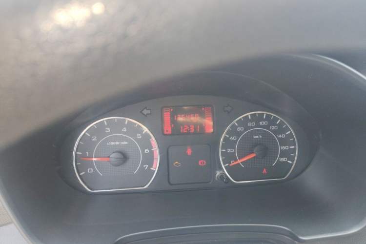 Used Wuling Hongguang V 2019 1.5L Jingqu Edition Sealed-Window Vehicle China VI LAR Odometer Close Up