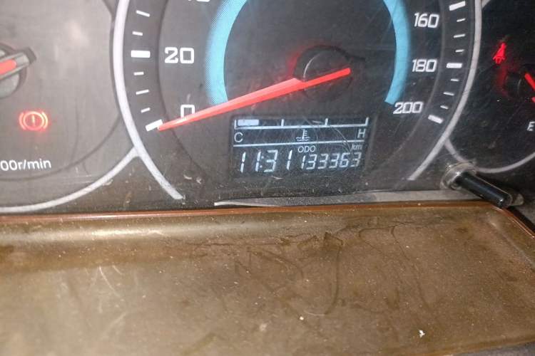 Used Wuling Hongguang V 2019 1.5L Standard Version China VI LAR Odometer Close Up