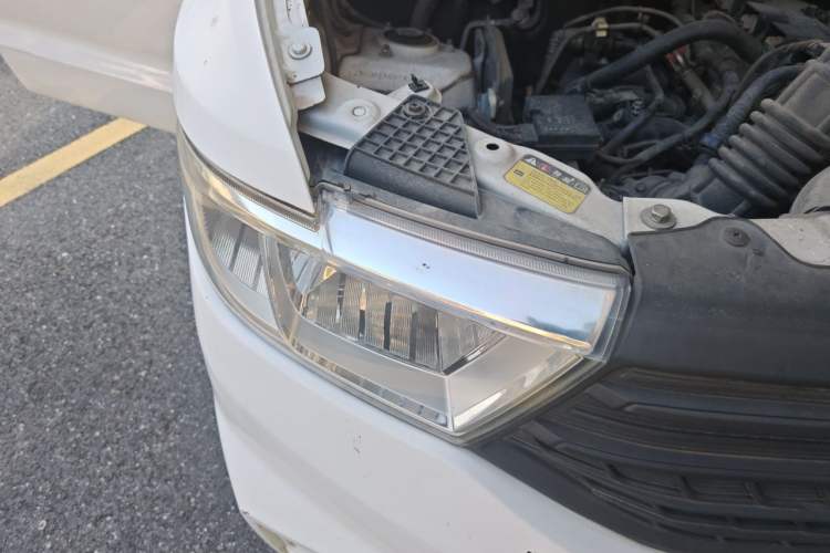 Used Wuling Hongguang V 2019 1.5L Jingqu Version China VI LAR Right Front Headlight