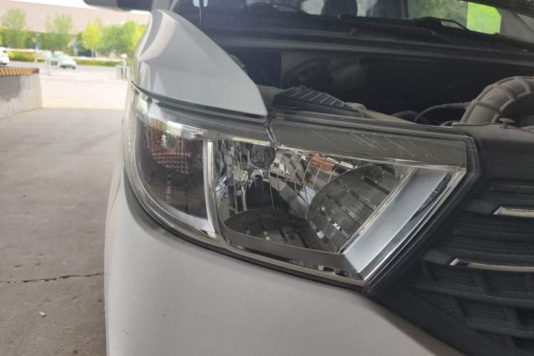 Used Wuling Hongguang V 2019 1.5L Standard Version China VI LAR Right Front Headlight