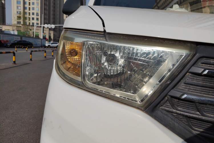Used Wuling Hongguang V 2019 1.5L Jingqu Version China VI LAR Right Front Headlight