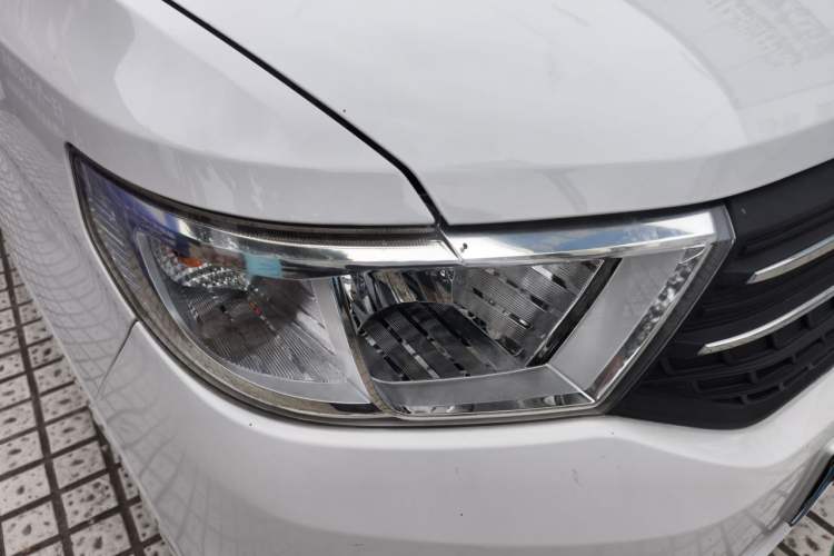 Used Wuling Hongguang V 2019 1.5L Enjoyment Version China VI LAR Right Front Headlight