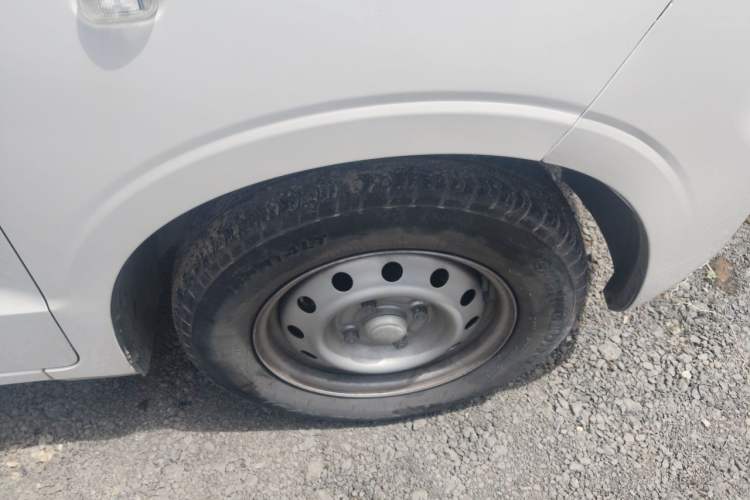 Used Wuling Hongguang V 2019 1.5L Jingqu Edition Sealed-Window Vehicle China VI LAR Right Front Wheel Hub