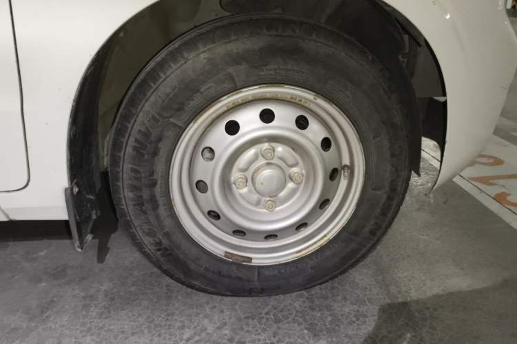 Used Wuling Hongguang V 2019 1.5L Jingqu Edition Sealed-Window Vehicle China VI LAR Right Front Wheel Hub