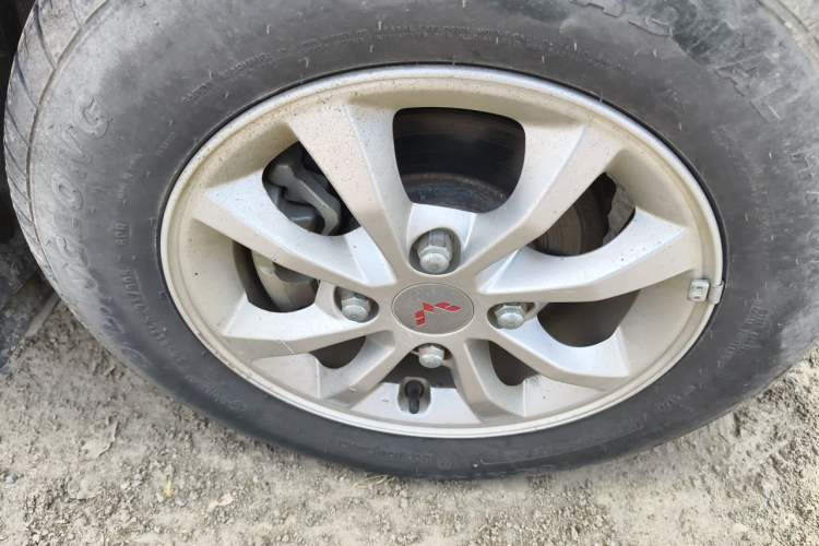 Used Wuling Hongguang V 2019 1.5L Enjoyment Version China VI LAR Right Front Wheel Hub