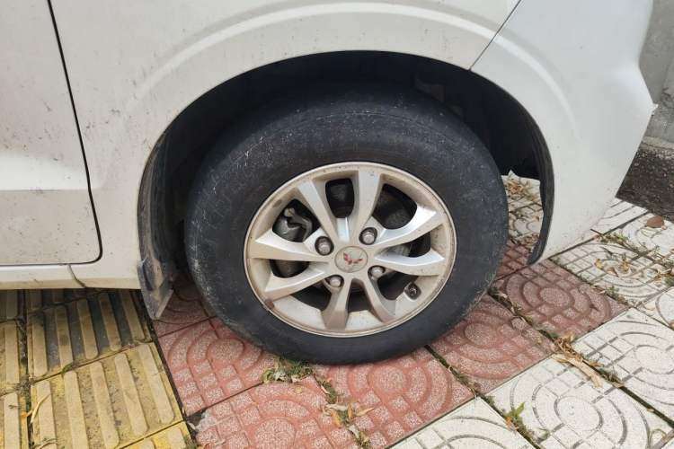Used Wuling Hongguang V 2019 1.5L Enjoyment Version China VI LAR Right Front Wheel Hub