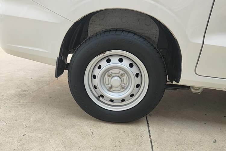 Used Wuling Hongguang V 2019 1.5L Jingqu Edition Sealed-Window Vehicle China VI LAR Right Rear Wheel Hub