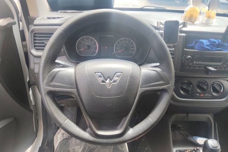 Used Wuling Hongguang V 2019 1.5L Jingqu Edition Sealed-Window Vehicle China VI LAR Steering Wheel