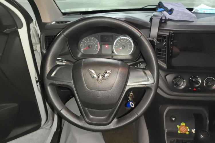 Used Wuling Hongguang V 2019 1.5L Jingqu Edition Sealed-Window Vehicle China VI LAR Steering Wheel