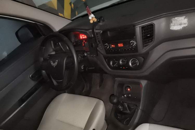 Used Wuling Hongguang V 2019 1.5L Base Window-Sealed Vehicle China VI LAR Steering Wheel