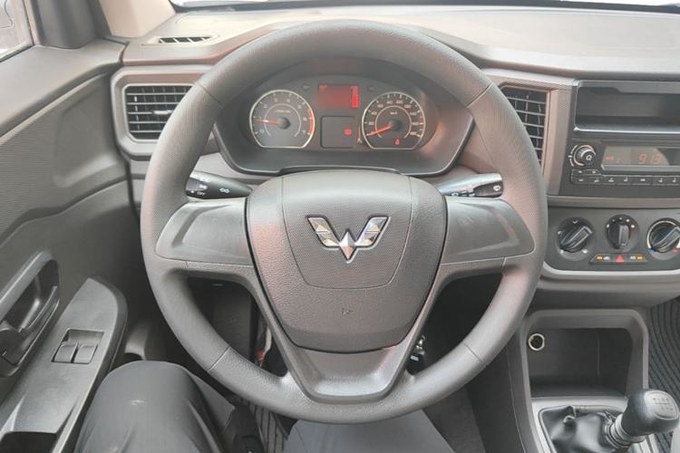 Used Wuling Hongguang V 2019 1.5L Jingqu Edition Sealed-Window Vehicle China VI LAR Steering Wheel