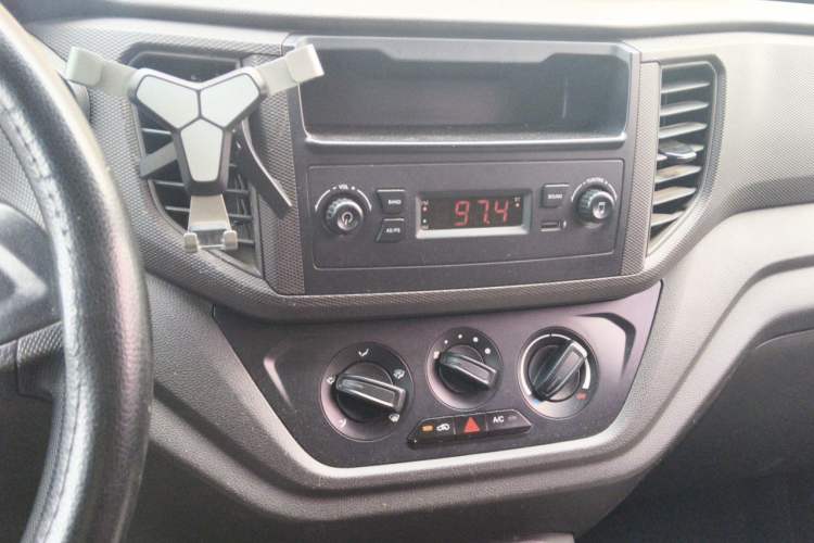 Used Wuling Hongguang V 2019 1.5L Jingqu Edition Sealed-Window Vehicle China VI LAR Audio And AC Panel
