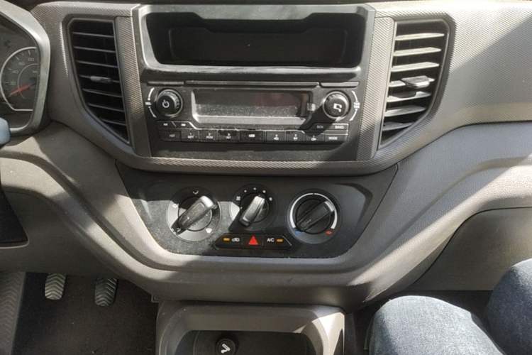 Used Wuling Hongguang V 2019 1.5L Jingqu Version China VI LAR Audio And AC Panel
