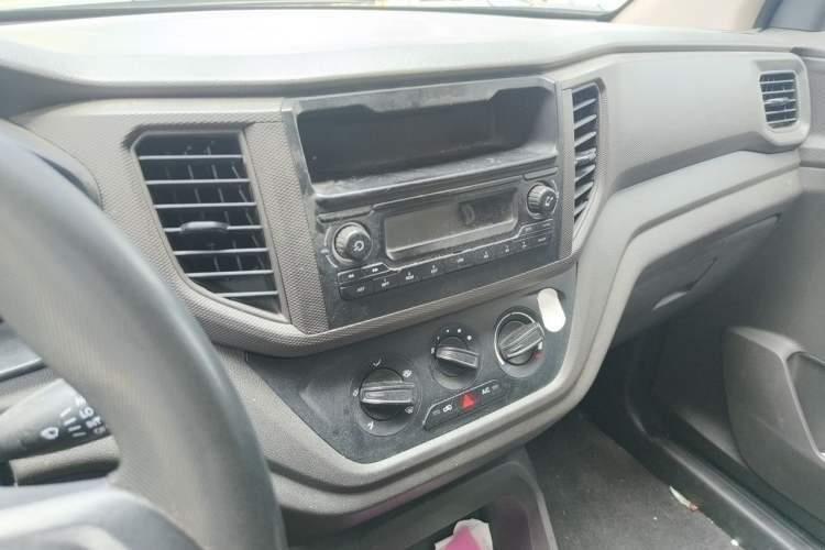 Used Wuling Hongguang V 2019 1.5L Jingqu Edition Sealed-Window Vehicle China VI LAR Audio And AC Panel