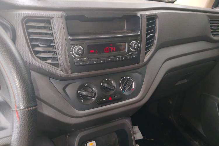 Used Wuling Hongguang V 2019 1.5L Jingqu Version China VI LAR Audio And AC Panel
