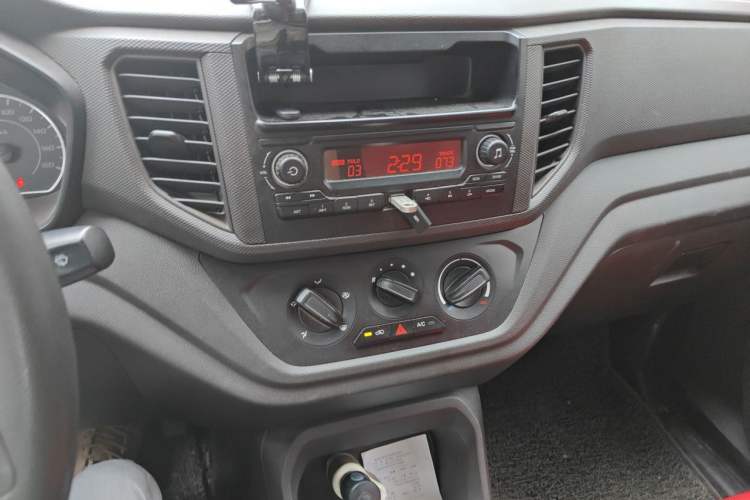 Used Wuling Hongguang V 2019 1.5L Jingqu Version China VI LAR Audio And AC Panel