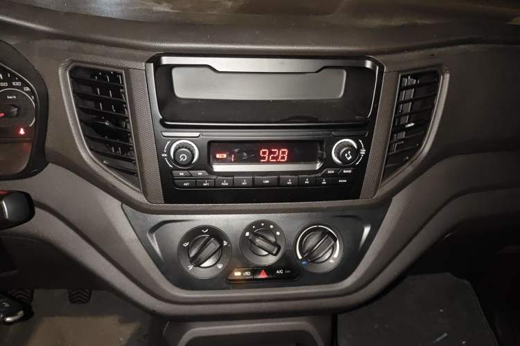 Used Wuling Hongguang V 2019 1.5L Jingqu Version China VI LAR Audio And AC Panel