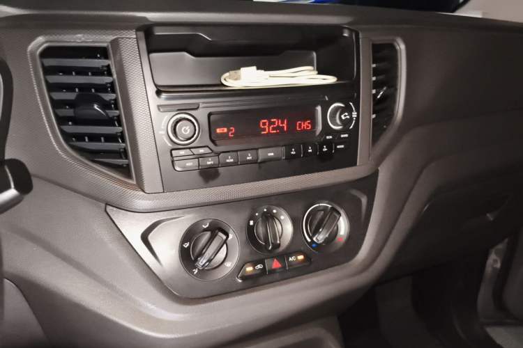 Used Wuling Hongguang V 2019 1.5L Jingqu Edition Sealed-Window Vehicle China VI LAR Audio And AC Panel