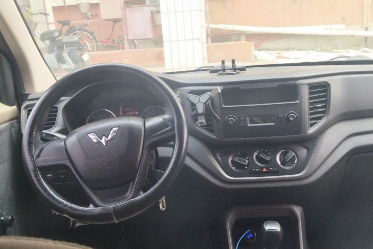 Used Wuling Hongguang V 2019 1.5L Jingqu Edition Sealed-Window Vehicle China VI LAR Center Console
