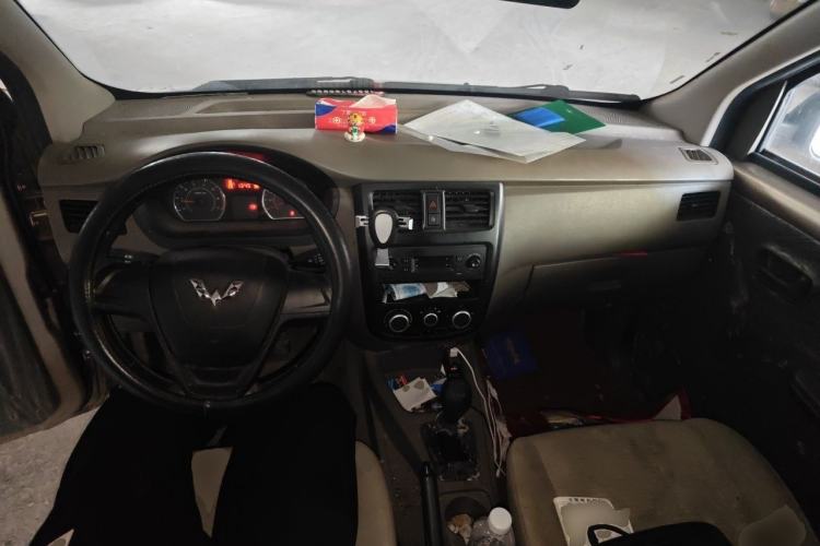 Used Wuling Hongguang V 2019 1.5L Base Window-Sealed Vehicle China VI LAR Center Console