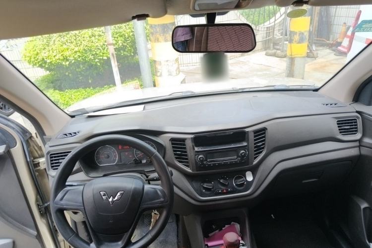 Used Wuling Hongguang V 2019 1.5L Jingqu Edition Sealed-Window Vehicle China VI LAR Center Console