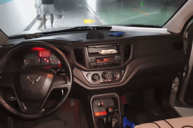 Used Wuling Hongguang V 2019 1.5L Jingqu Edition Sealed-Window Vehicle China VI LAR Center Console