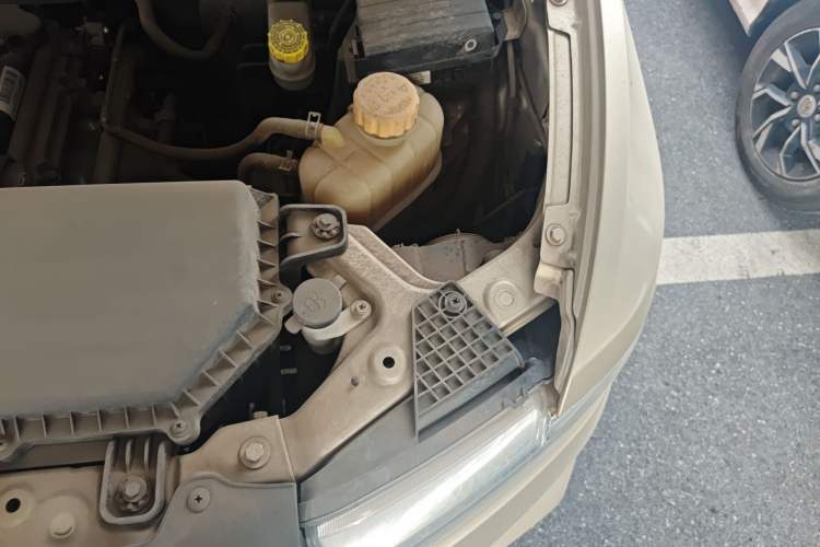 Used Wuling Hongguang V 2019 1.5L Base Version China VI LAR Engine Bay Left
