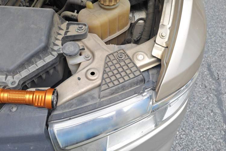 Used Wuling Hongguang V 2019 1.5L Jingqu Version China VI LAR Engine Bay Left
