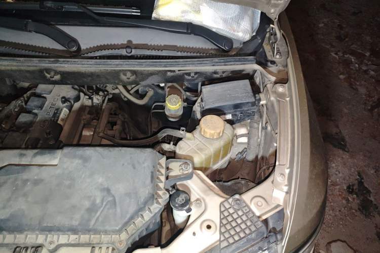 Used Wuling Hongguang V 2019 1.5L Base Version China VI LAR Engine Bay Left