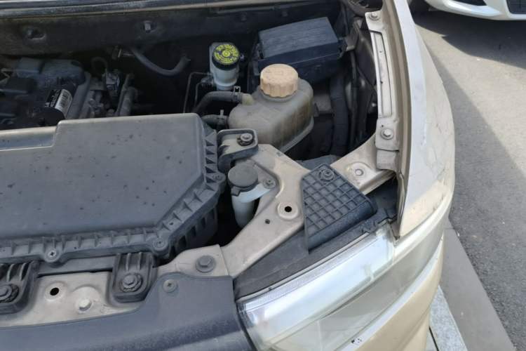 Used Wuling Hongguang V 2019 1.5L Standard Version China VI LAR Engine Bay Left